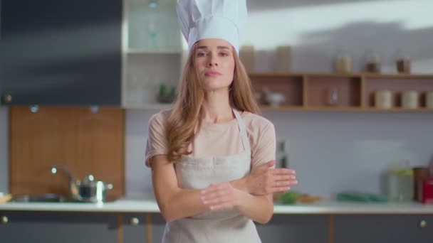 Mujer chef cruzando manos en el lugar de trabajo. Mujer en sombrero de cocina en la cocina
 - Metraje, vídeo