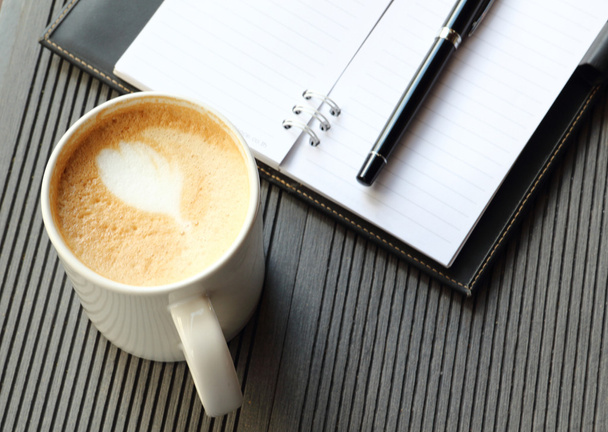 heißer Kaffee Latte in weißer Tasse - Foto, Bild