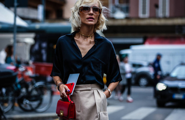 MILAN, Itália- 19 de setembro de 2019: Viktoria Rader na rua durante a Milan Fashion Week
. - Foto, Imagem
