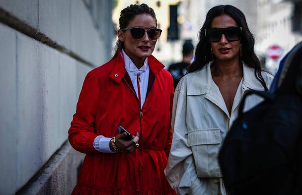 MILÁN, Italia- 20 de septiembre de 2019: Olivia Palermo y Nausheen Shah en la calle durante la Semana de la Moda de Milán
. - Foto, Imagen