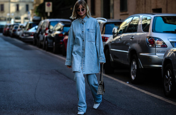 Mediolan, Włochy - 21 września 2019: Xenia Adonts na ulicy podczas Tygodnia Mody w Mediolanie. - Zdjęcie, obraz