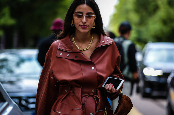 Mediolan, Włochy - 19 września 2019: Bettina Looney na ulicy podczas Tygodnia Mody w Mediolanie. - Zdjęcie, obraz