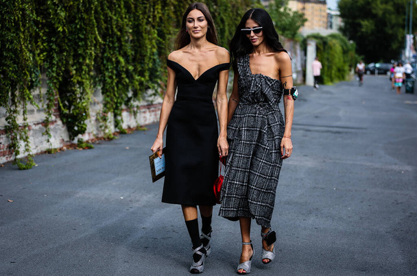 MILAN, Italie- 18 septembre 2019 : Giorgia Tardini et Gilda Ambrosio dans la rue pendant la Fashion Week de Milan
. - Photo, image