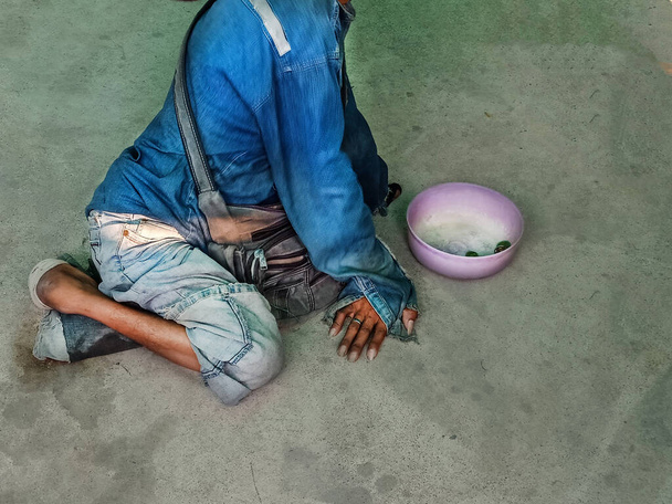 Behinderte thailändische Bettler sitzen zum Betteln auf dem Boden - Foto, Bild