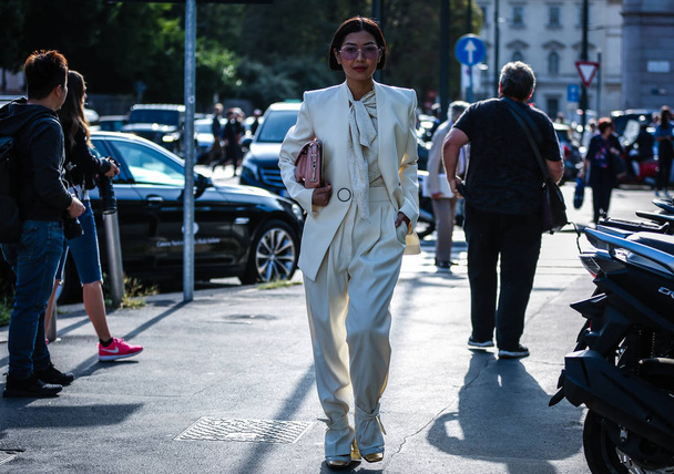 Milan, Italy- 20 Eylül 2019: Milano Moda Haftası 'nda Sokakta Kadın. - Fotoğraf, Görsel