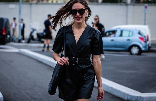 Mailand, Italien - 18. September 2019: Frau auf der Straße während der Mailänder Modewoche. - Foto, Bild