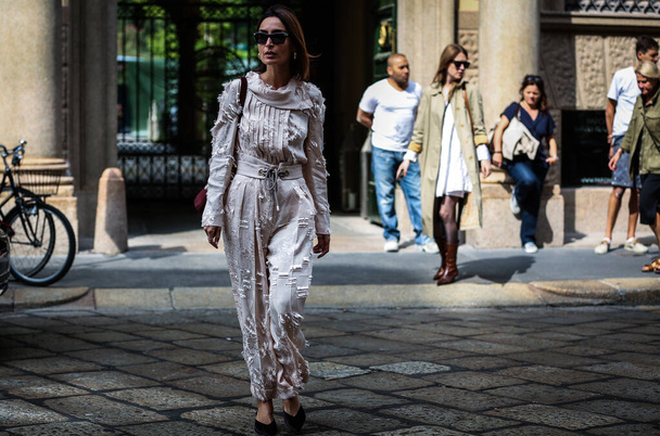 ミラノ,イタリア- 2019年9月18日:ミラノ・ファッション・ウィーク中の女性. - 写真・画像