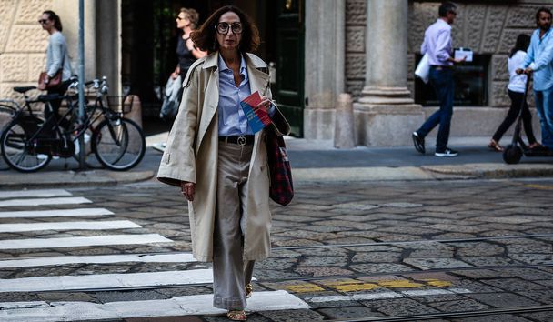Milánó, Olaszország - 2019. szeptember 18.: Nő az utcán a milánói divathét alatt. - Fotó, kép