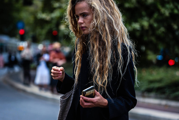 Mediolan, Włochy - 20 września 2019: Olivia Vinten na ulicy podczas Tygodnia Mody w Mediolanie. - Zdjęcie, obraz