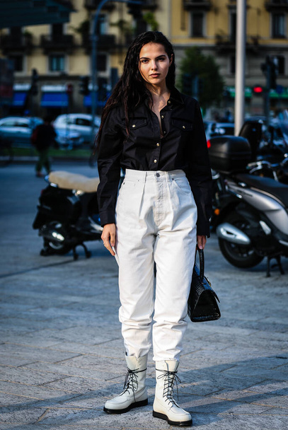 Mediolan, Włochy - 18 września 2019: Doina Ciobanu na ulicy podczas Tygodnia Mody w Mediolanie. - Zdjęcie, obraz