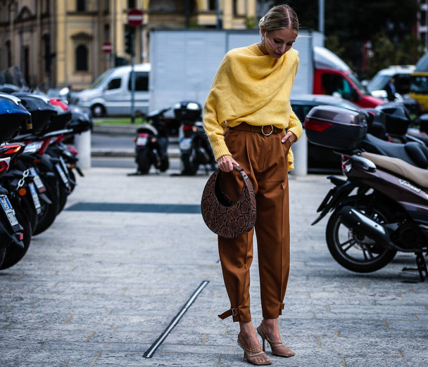 MILAN, Itália- 20 de setembro de 2019: Leonie Hanne na rua durante a Milan Fashion Week
. - Foto, Imagem