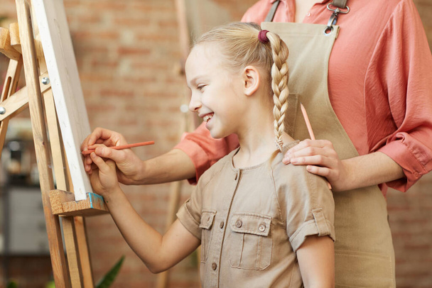 Dívka se učí malovat - Fotografie, Obrázek