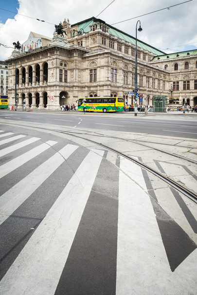 Viena, Áustria - 01 de setembro de 2013: Edifício da Ópera Estatal de Viena. Construído em 1869 em estilo neo-renascentista
. - Foto, Imagem