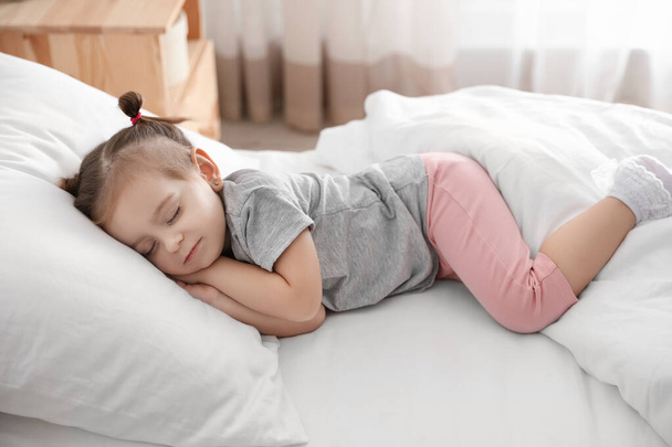 Cute little girl sleeping at home. Bedtime schedule - Фото, зображення