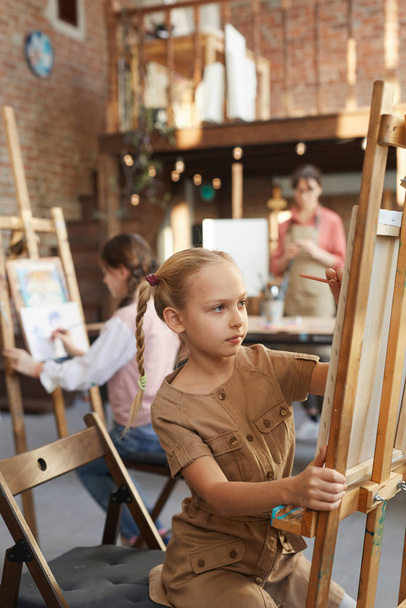 Girl sitting at art studio - Foto, afbeelding