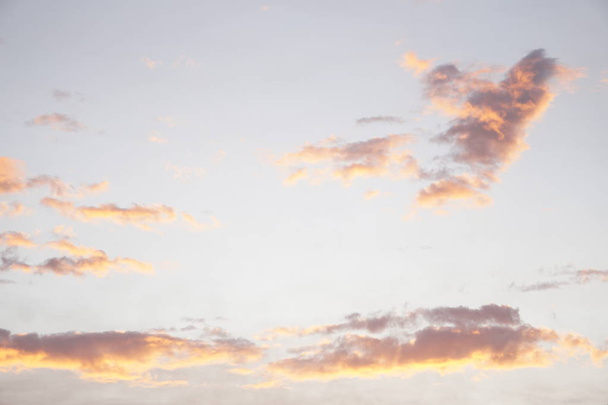 Atardecer con cielo celeste y nubes rosas - Фото, зображення