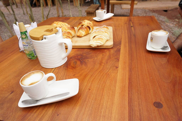 Desayuno al aire libre en mesa de madera - Photo, Image