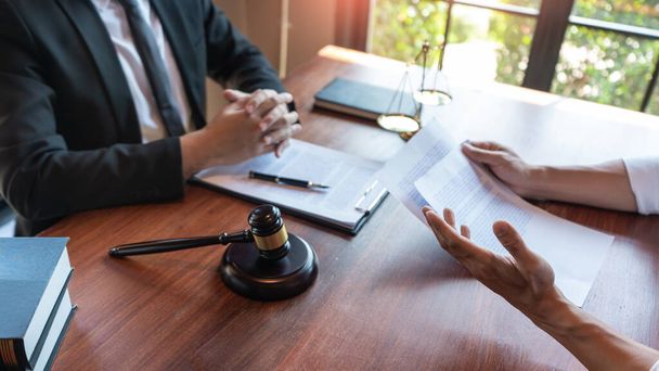 Ügyvéd dolgozik ügyfél megvitatása szerződés papírok sárgaréz skála jogi szabályozás tárgyalóteremben, tanácsadás, hogy segítse az ügyfél. - Fotó, kép