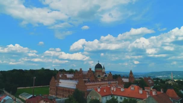 Cette vidéo montre une belle vue sur le campus de l'Université nationale de Tchernivtsi dans un style ethnique extérieur
. - Séquence, vidéo