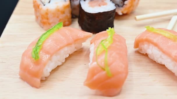 Primo piano di vari tipi di sushi preparato fresco giapponese
. - Filmati, video