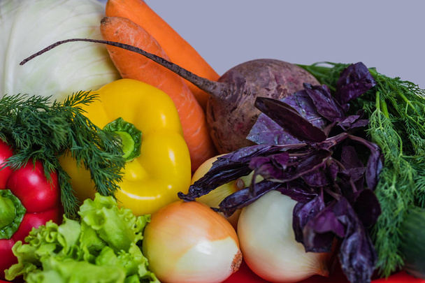 Egy kosár zöldség, paprika, répa, cékla, saláta. Táplálkozás. - Fotó, kép