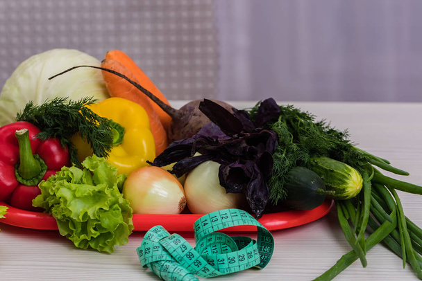 Basket of vegetables, peppers, carrots, beets, lettuce. Dietary nutrition. - Fotografie, Obrázek