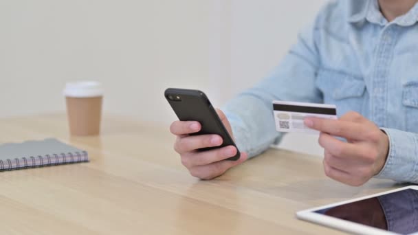 Pago con tarjeta de crédito en Smartphone por Hombre, Primer plano
  - Metraje, vídeo