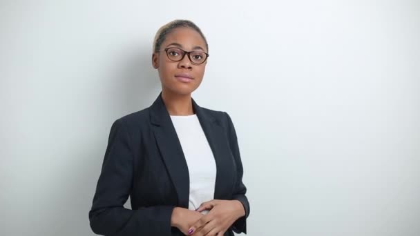 Porträt einer erfolgreichen afroamerikanischen Geschäftsfrau im Anzug auf weißem Hintergrund. - Filmmaterial, Video