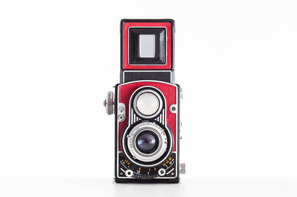 Antigua cámara réflex de doble lente de formato cuadrado medio vintage envuelta en cuero rojo vista frontal aislada sobre fondo blanco 2020
 - Foto, imagen