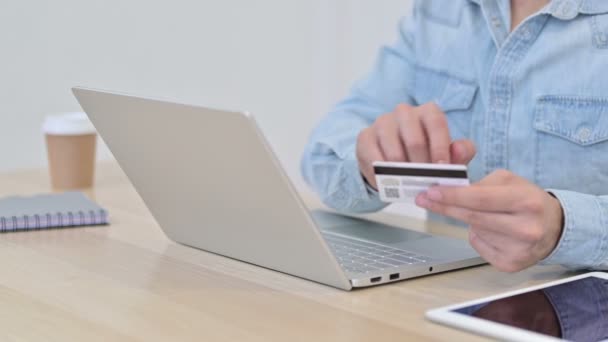 Чоловік святкує онлайн-платежі на ноутбуці, крупним планом
 - Кадри, відео