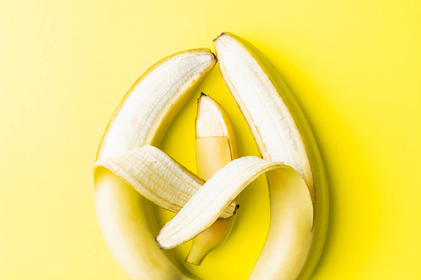 Image conceptuelle de deux grands parents de bananes tenant un petit bébé banane, ressemblant à la parentalité et à l'amour
 - Photo, image