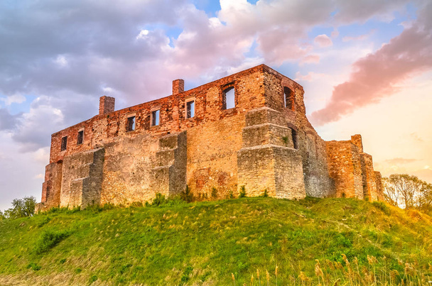De ruïnes van het kasteel van de krakow bisschoppen in Siewierz. Silezië, Polen. - Foto, afbeelding