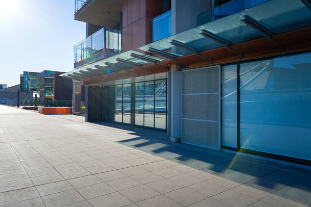 Camino de ladrillo vacío con fondo de edificio de oficinas, Melbourne, Australia
 - Foto, imagen