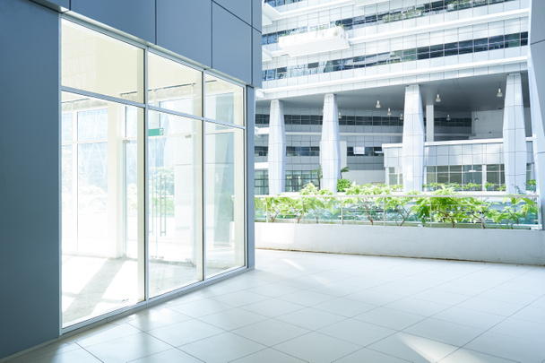 Neue moderne leer stehende, unsanierte Bürogebäude mit Glaswand . - Foto, Bild