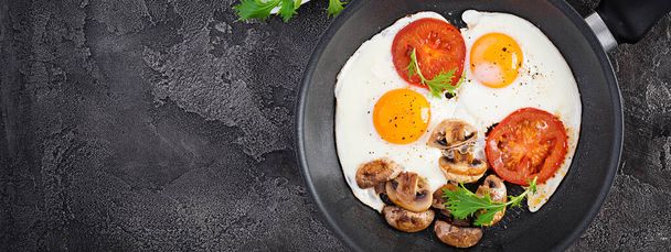 Comida cetogénica. Huevo frito, champiñones y tomates en rodajas. Keto, desayuno paleo. Vista superior, banner
 - Foto, Imagen