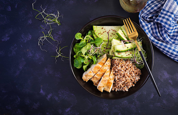 Salade de déjeuner. Bouddha bol avec bouillie de sarrasin, filet de poulet grillé, salade de maïs, microgreens et daikon. Une nourriture saine. Vue de dessus, vue aérienne
 - Photo, image