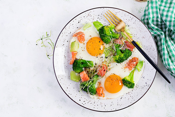 Ketogenní / paleová strava. Smažená vejce, losos, brokolice a mikrogreen. Keto snídaně. Brunch. Pohled shora, režie - Fotografie, Obrázek