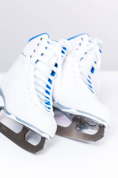 Vue rapprochée. Nouveaux patins blancs sur fond blanc
. - Photo, image
