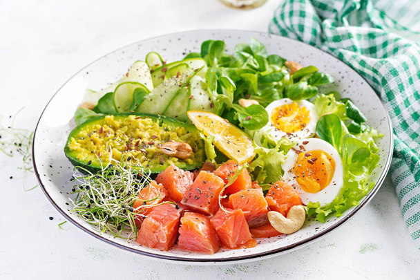 Café da manhã dieta cetogênica. Salada de salmão salgada com verduras, pepinos, ovos e abacate. Almoço ceto / paleo
. - Foto, Imagem