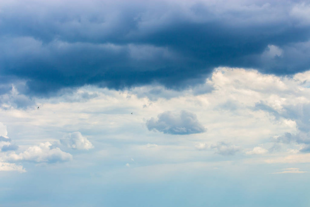 Paisaje nublado de cielo tormentoso con nubes de lluvia de cúmulos blancos. Clima un cielo despejado asoma a través de las nubes, la naturaleza clima nublado
 - Foto, Imagen