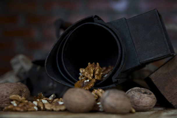 Walnuts on Rustic Old Table with Vintage Hand Grinder - Foto, afbeelding