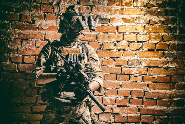 Elit katona katona modern fegyverzettel - Fotó, kép