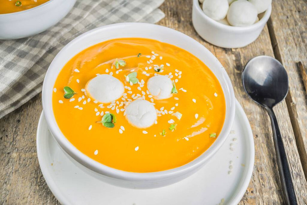 Hobak juk, koreaanse traditionele pompoenpap soep, met rijstballen  - Foto, afbeelding