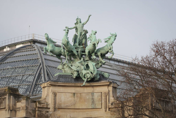 Quadriga by Georges Recipon, Grand Palais. Barok tarzında bakır heykel Uyumsuzluğun Üstesinden Ahenk Zaferini temsil ediyor - Fotoğraf, Görsel