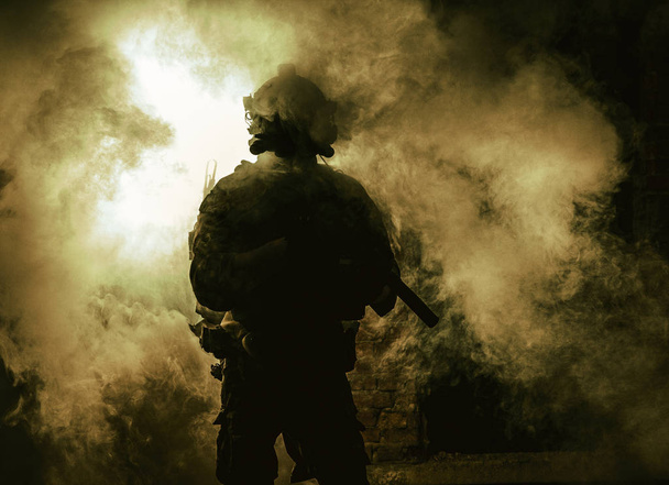Soldaat silhouet op achtergrond van vuur en rook - Foto, afbeelding