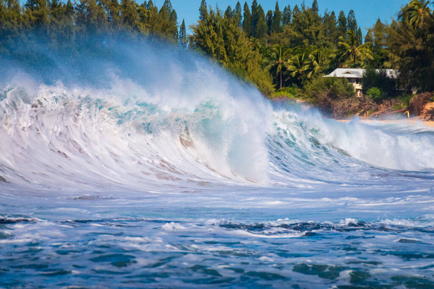Hermosas y espectaculares olas que se estrellan en Tunnels Beach (Makua Beach) en la isla hawaiana de Kauai, EE.UU.
 - Foto, imagen