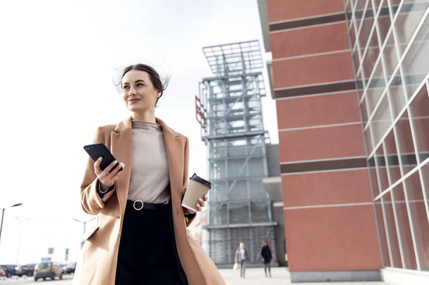 Young Businesswoman Smiling While Using a Mobile Phone - Foto, Bild
