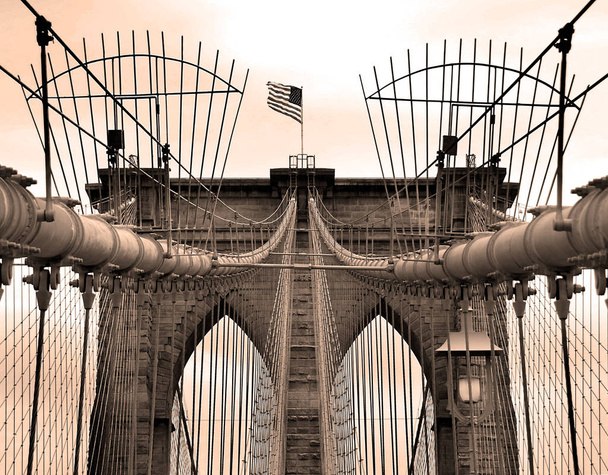 A Brooklyn híd az egyik legrégebbi függőhíd az Egyesült Államokban. Az 1883-ban befejezett épület az East River átívelésével köti össze Manhattan és Brooklyn New York városrészeit.. - Fotó, kép