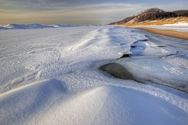Krajina na zimním pobřeží jezera Michigan při západu slunce, Saugatuck Dunes State Park, Michigan, USA - Fotografie, Obrázek