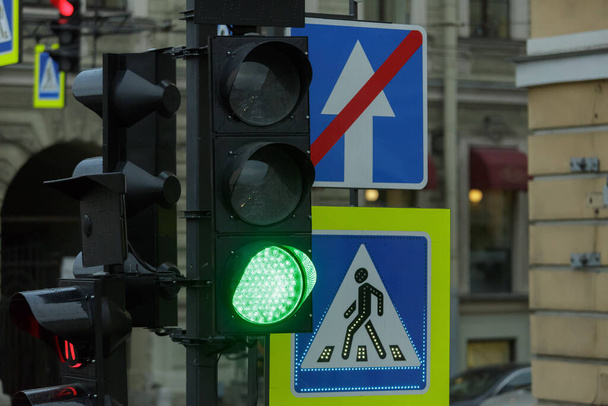 Traffic light in the city - 写真・画像